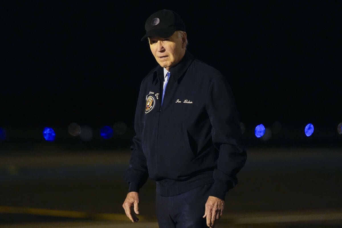 El presidente Joe Biden camina hacia su auto después de bajar del Air Force One en la Base Aé ...