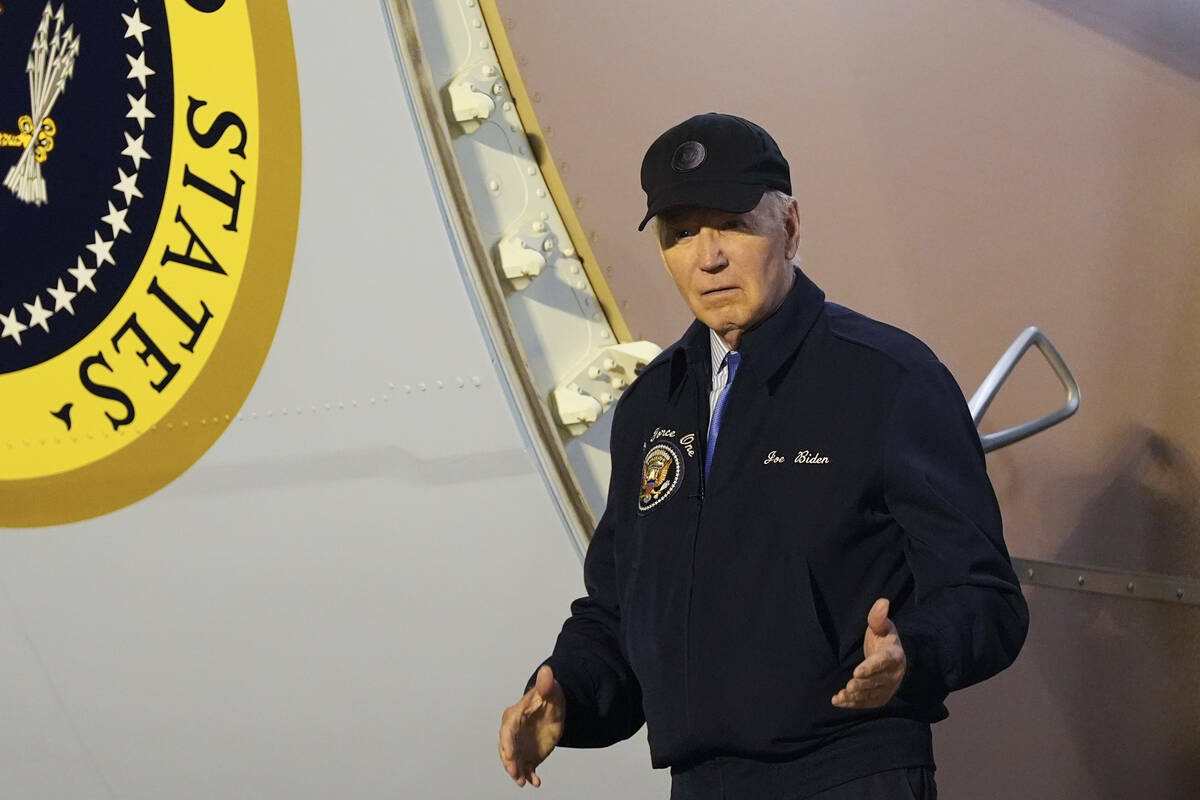 El presidente Joe Biden baja la escalerilla del Air Force One en la base aérea de Dover, Delaw ...