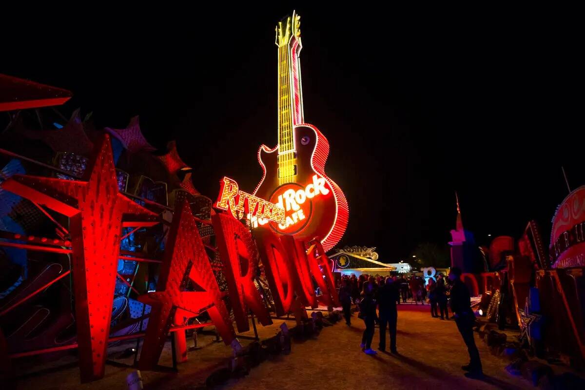 El letrero de guitarra del Hard Rock Cafe se ilumina en el Neon Museum de Las Vegas el lunes 4 ...