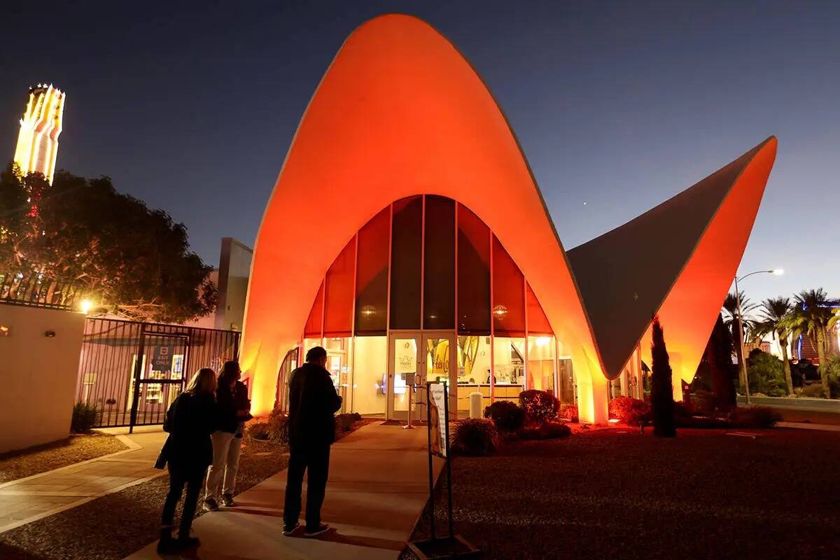 La gente entra en el Neon Museum en el centro de Las Vegas, el domingo 5 de diciembre de 2021. ...