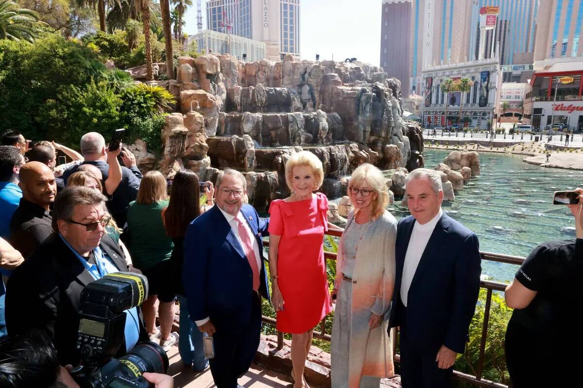 Alan Feldman, ex ejecutivo de MGM Resorts International, de izquierda a derecha, Elaine Wynn, q ...