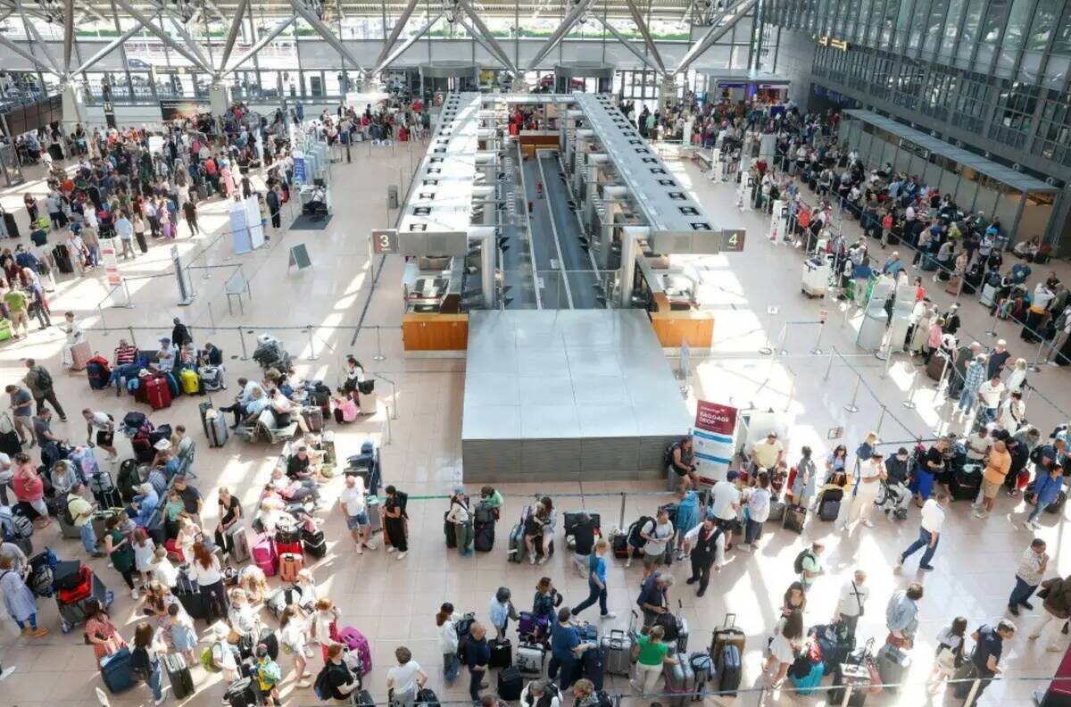 Viajeros esperan en la Terminal 1 para facturar en el Aeropuerto de Hamburgo, en Hamburgo, Alem ...