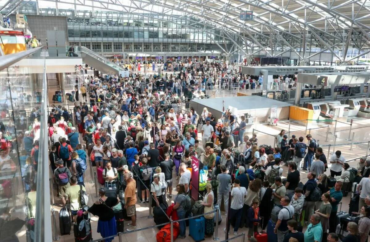 Viajeros esperan en la Terminal 1 para facturar en el aeropuerto de Hamburgo, en Hamburgo, Alem ...