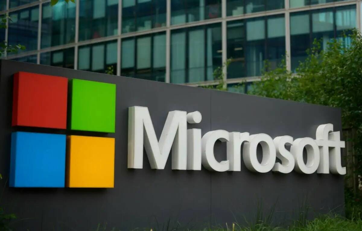 El logotipo de Microsoft se ve fuera de su sede francesa en Issy-les-Moulineaux, en las afueras ...