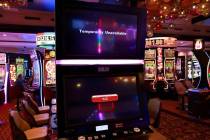Una máquina de juego no funciona en el Golden Nugget, en el centro de Las Vegas, el viernes 19 ...