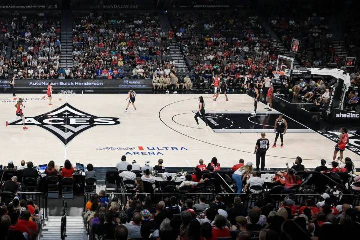 Las Vegas Aces se enfrentan a las Washington Mystics durante la primera mitad de su partido de ...