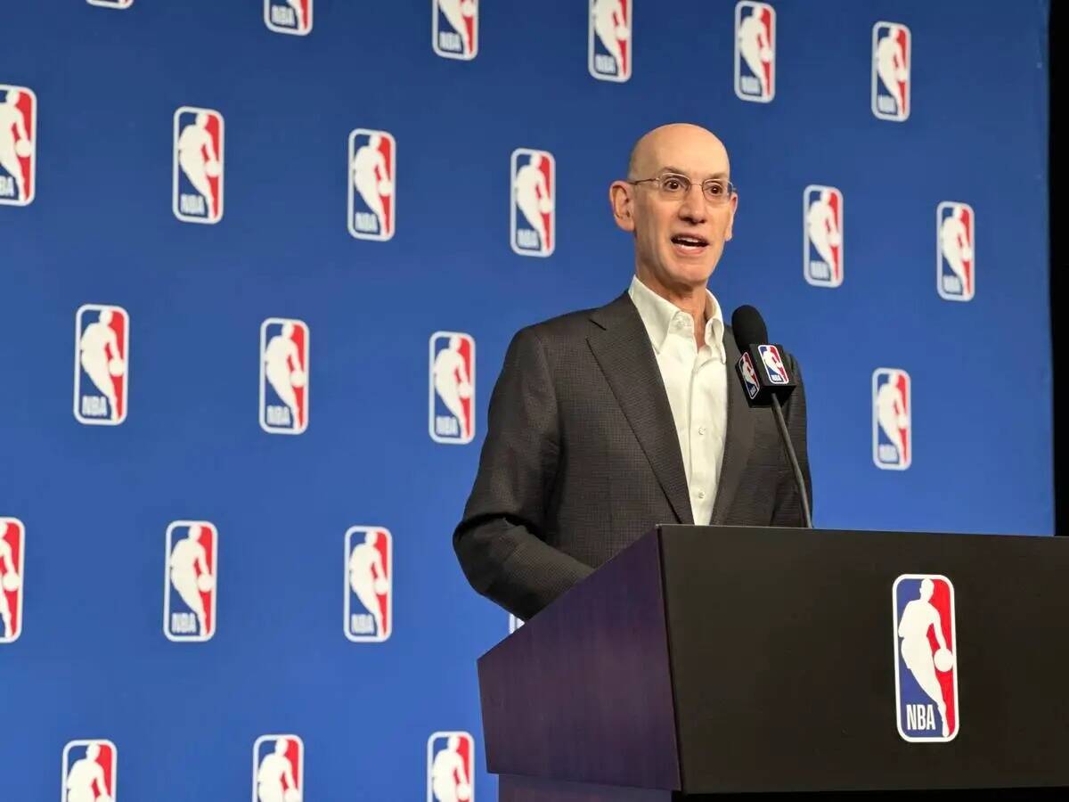 El comisionado de la NBA Adam Silver se dirige a los medios en el Thomas & Mack Center el 16 de ...