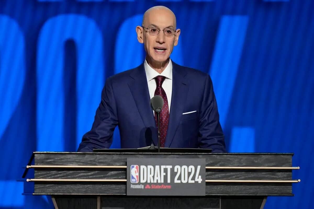 El comisionado de la NBA Adam Silver abre el draft de básquetbol de la NBA, el miércoles 26 d ...