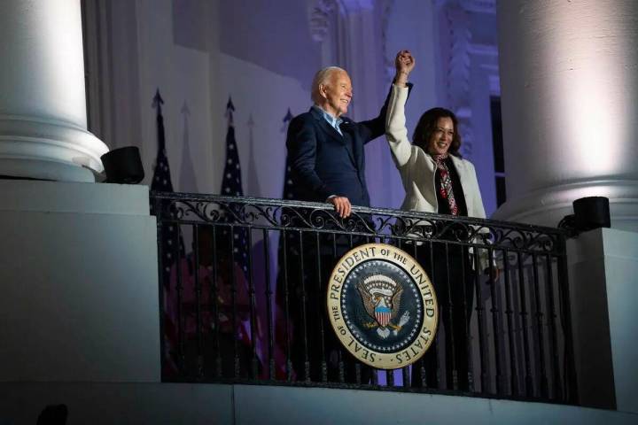 El presidente Joe Biden levanta la mano de la vicepresidenta Kamala Harris después de ver el e ...