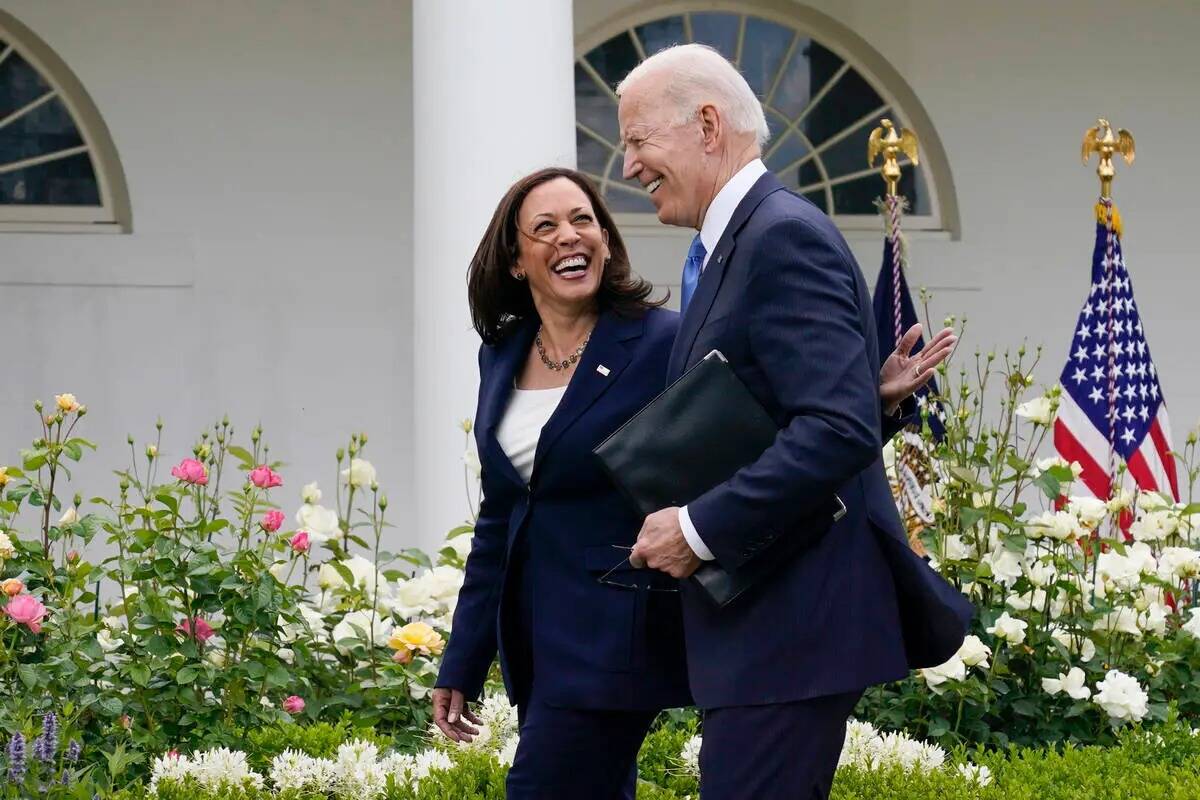 ARCHIVO - El presidente Joe Biden, a la derecha, camina con la vicepresidenta Kamala Harris des ...