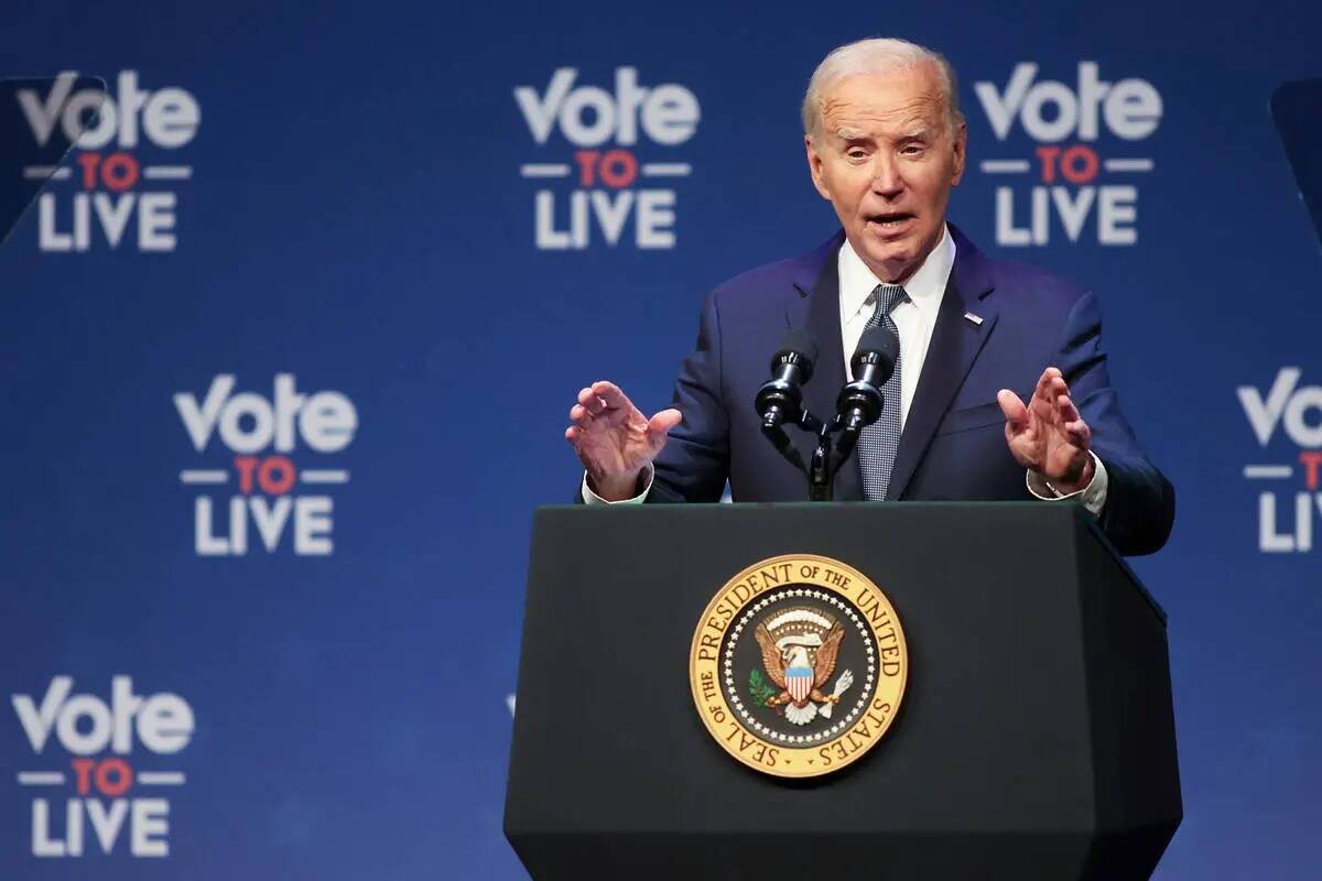 El presidente Joe Biden habla durante un acto de campaña en el College of Southern Nevada el m ...