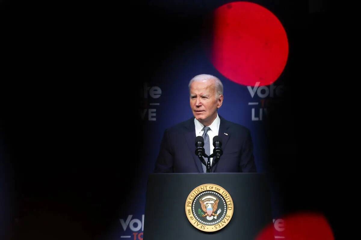 El presidente Joe Biden habla durante un acto de campaña en el College of Southern Nevada el m ...