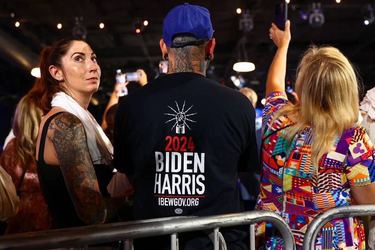 Simpatizantes de Biden-Harris esperan a que el presidente Joe Biden hable durante un acto de ca ...