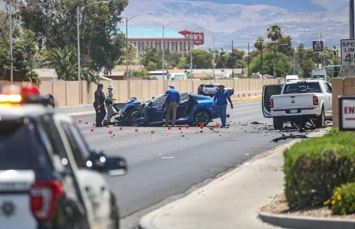 El Departamento de Policía Metropolitana investiga la escena de un accidente mortal de cuatro ...