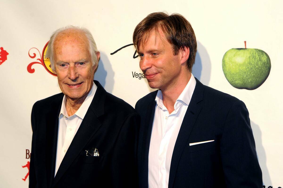 Los productores musicales Sir George Martin, a la izquierda, y su hijo Giles Martin llegan a la ...