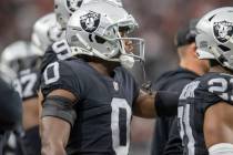 El cornerback de los Raiders Jakorian Bennett (0) llama al equipo que sale al campo durante la ...