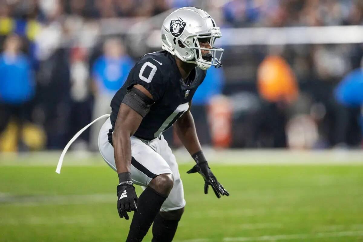 El cornerback de los Raiders Jakorian Bennett (0) defiende durante la segunda mitad de un parti ...