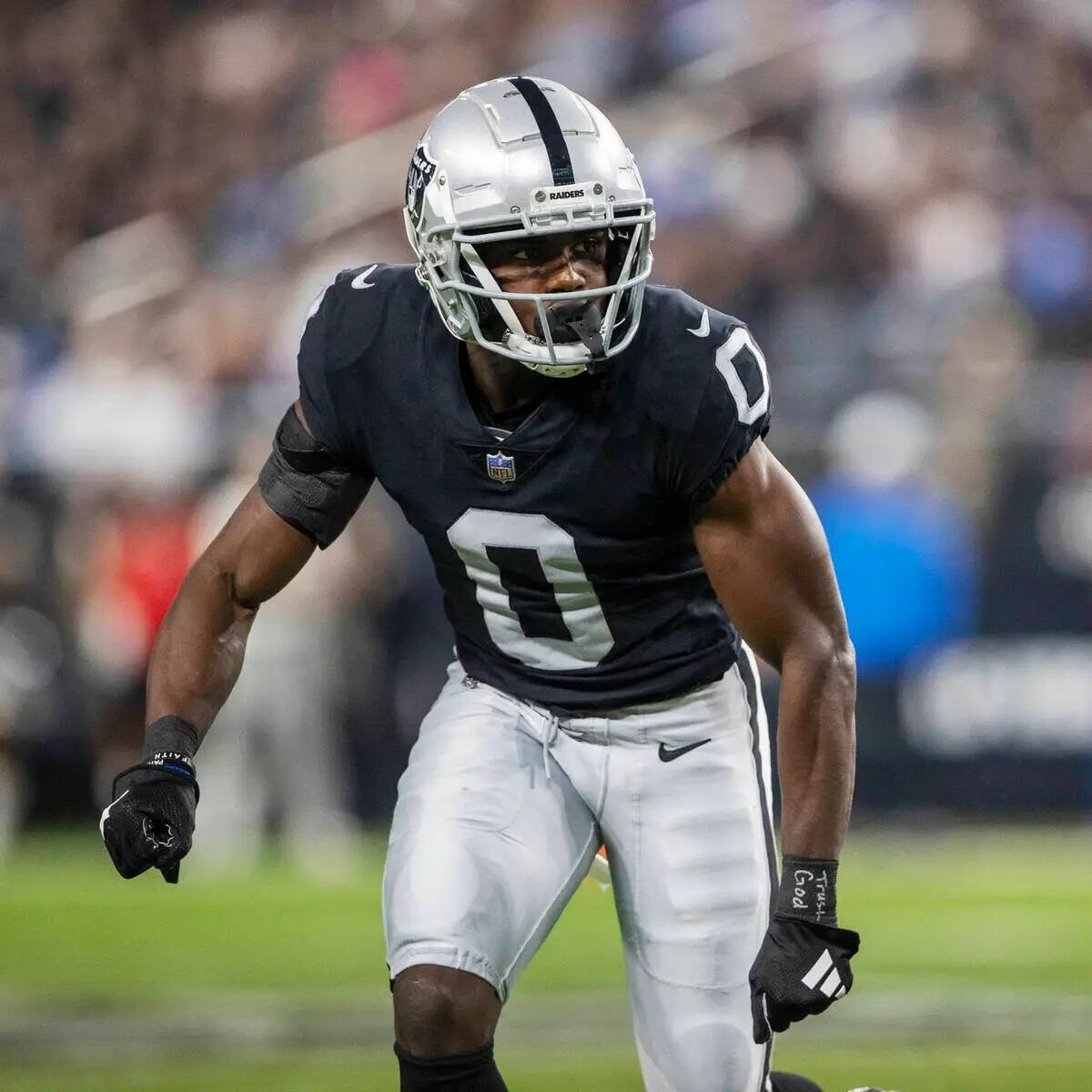 El cornerback de los Raiders Jakorian Bennett (0) defiende durante la segunda mitad de un parti ...