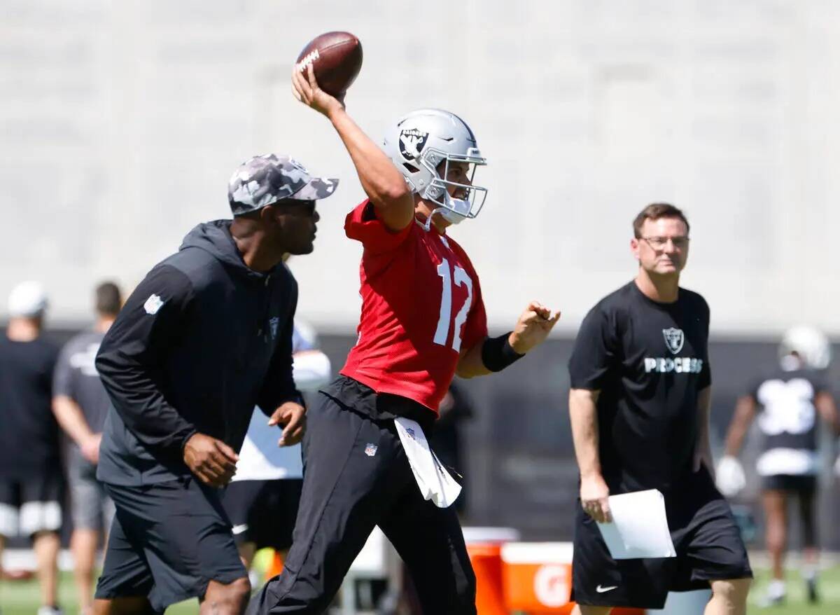 El quarterback de los Raiders Aidan O'Connell (12) lanza el balón durante un entrenamiento de ...