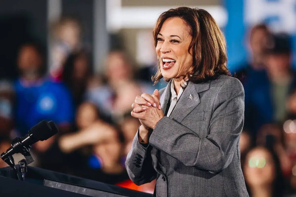 La vicepresidenta Kamala Harris habla a una multitud durante un evento de campaña en el IBEW L ...