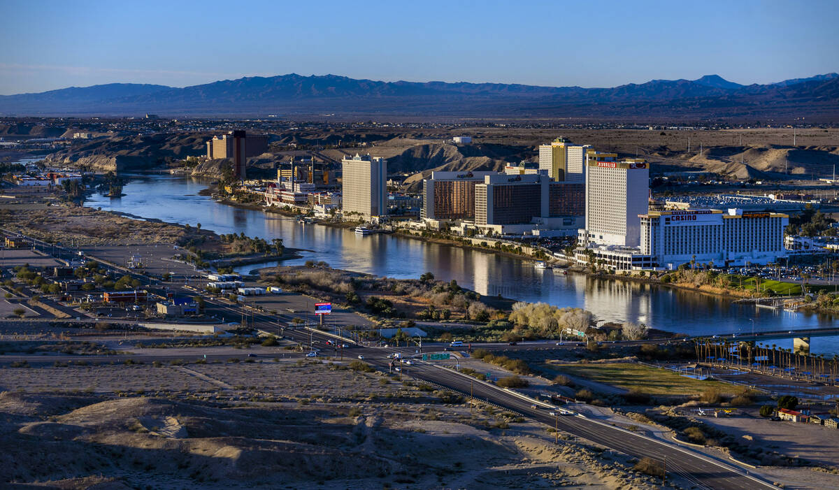 La mañana ilumina el paseo marítimo del centro de Laughlin y Bullhead City a lo largo del rí ...