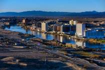 La mañana ilumina el paseo marítimo del centro de Laughlin y Bullhead City a lo largo del rí ...