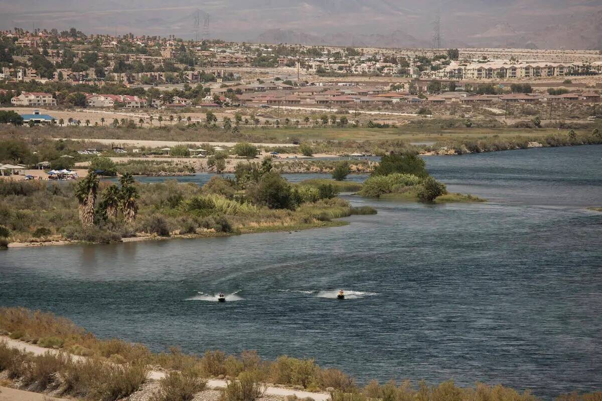 Archivo - La gente en embarcaciones de agua personales en el río Colorado en el extremo sur de ...