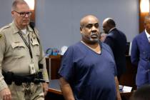 Duane Davis, en el centro, acusado de orquestar el asesinato en 1996 del icono del hip-hop Tupa ...