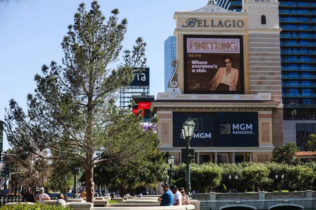 Árboles frente al hotel-casino Bellagio en el Strip de Las Vegas, el jueves 11 de abril de 202 ...