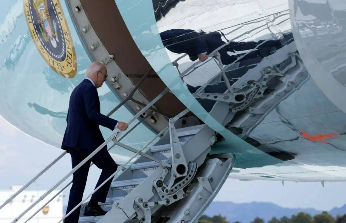 El presidente Joe Biden sube la escalerilla del Air Force One en el Aeropuerto Internacional Ha ...