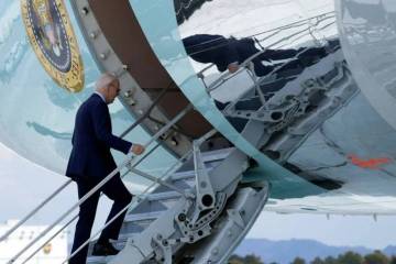 El presidente Joe Biden sube la escalerilla del Air Force One en el Aeropuerto Internacional Ha ...