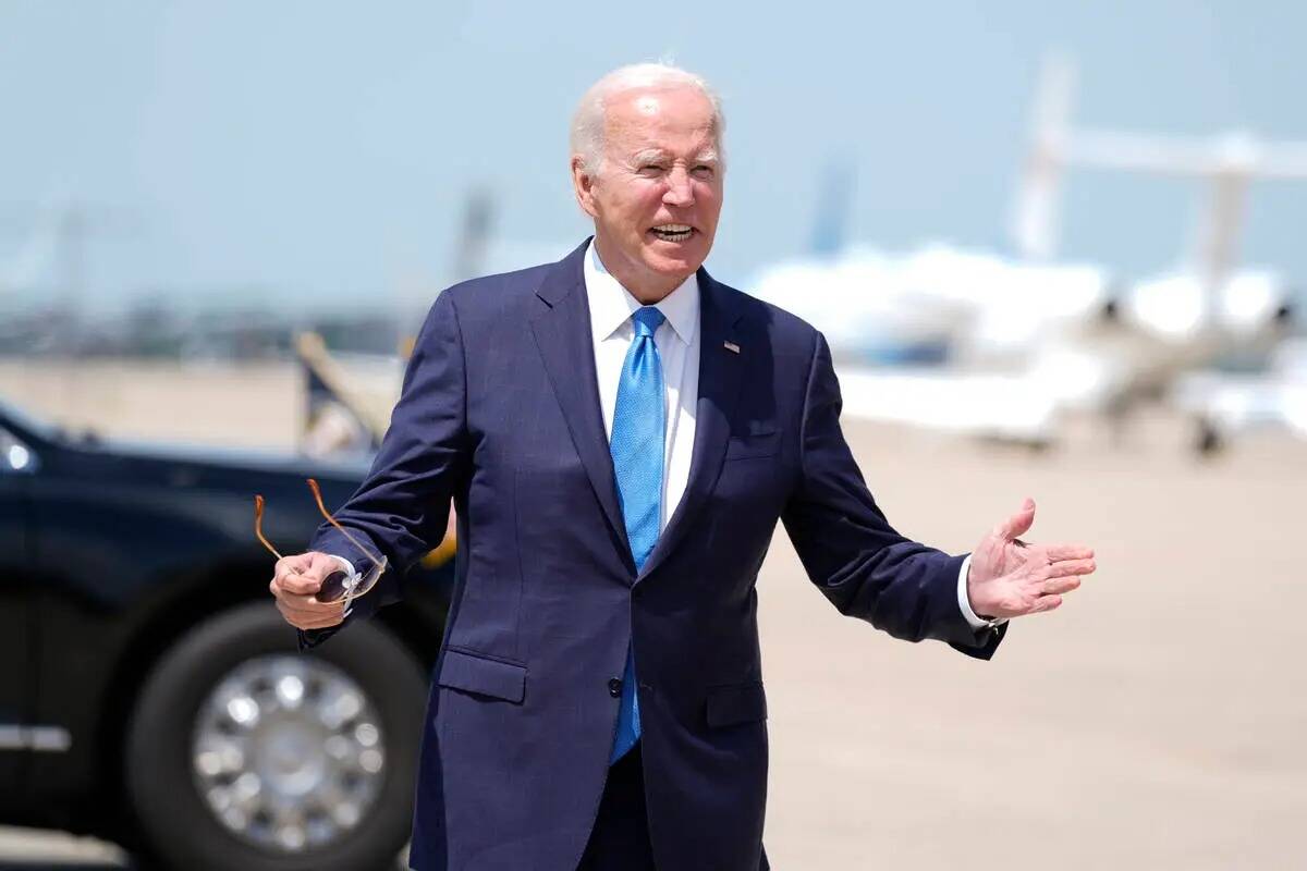 El presidente Joe Biden desembarca del Air Force One a su llegada a la base aérea de Andrews, ...