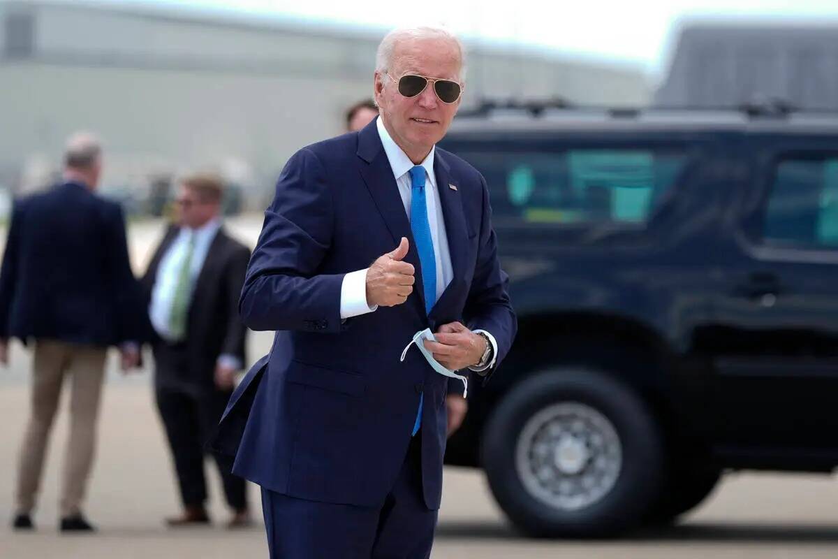 El presidente Joe Biden llega para abordar el Air Force One en la Base Aérea de Dover, en Dove ...