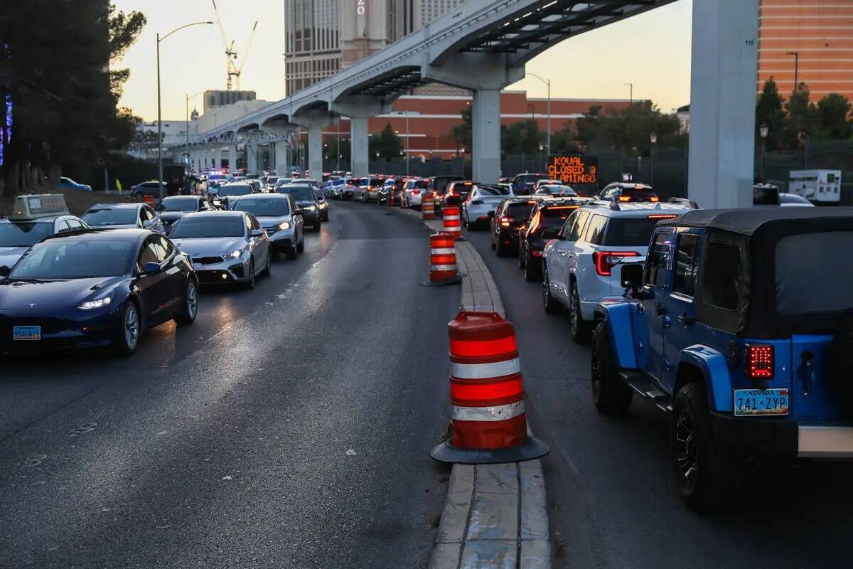 Tráfico en Sands Avenue en dirección este y oeste cerca de la Sphere durante la construcción ...