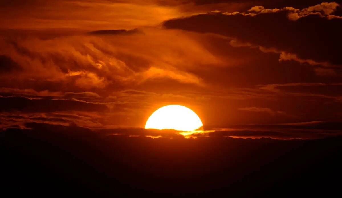 El sol poniente ilumina las nubes sobre las Rocky Mountains después de un tercer día consecut ...