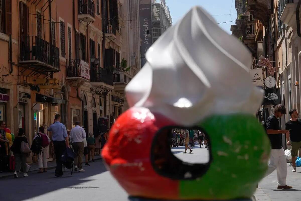 La gente pasea por la calle comercial Via del Corso mientras las temperaturas alcanzan los 37 9 ...