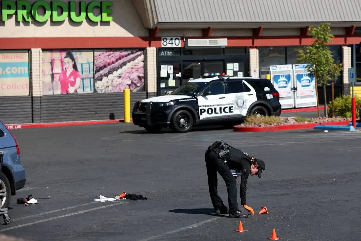 Agentes del Departamento de Policía Metropolitana investigan una escena tapiada en el estacion ...