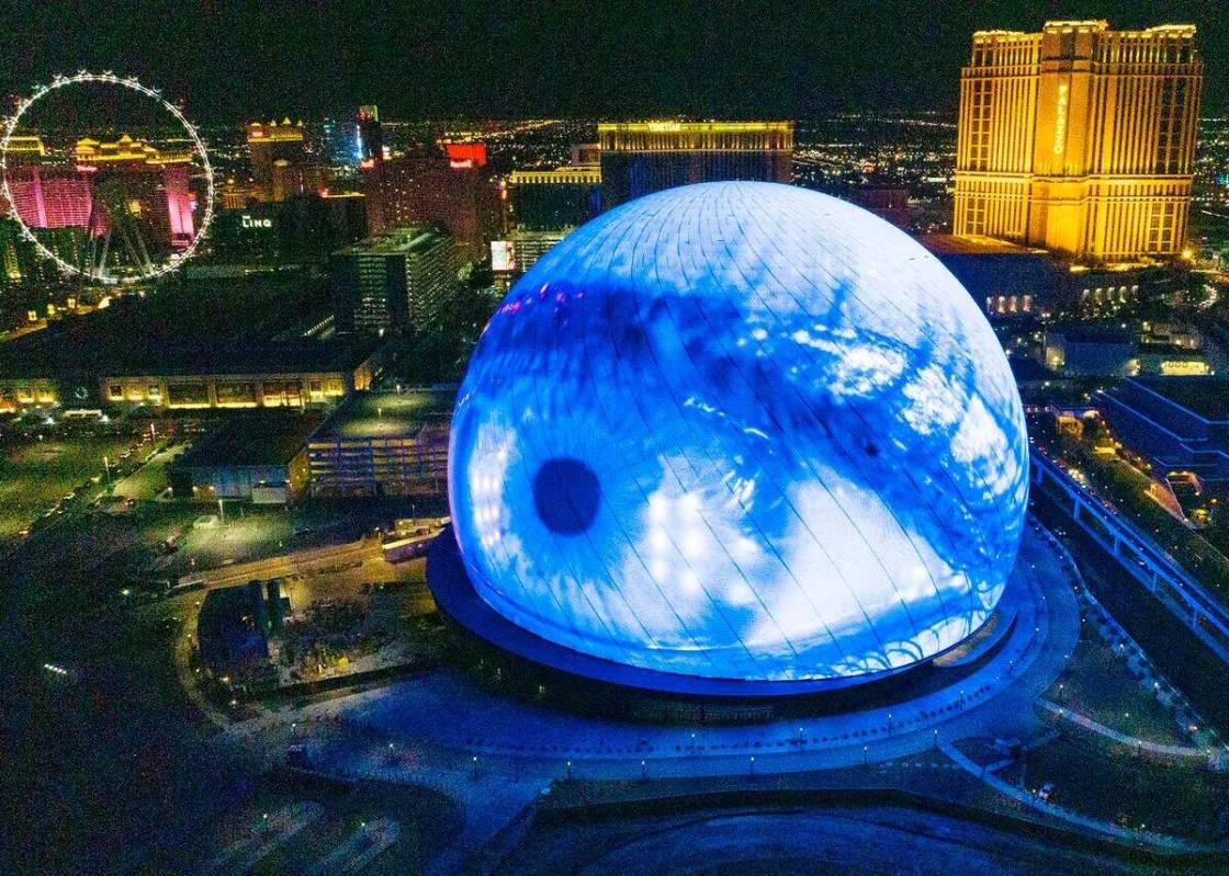 La MSG Sphere ilumina el horizonte de Las Vegas, el lunes 31 de julio de 2023, en Las Vegas. (B ...