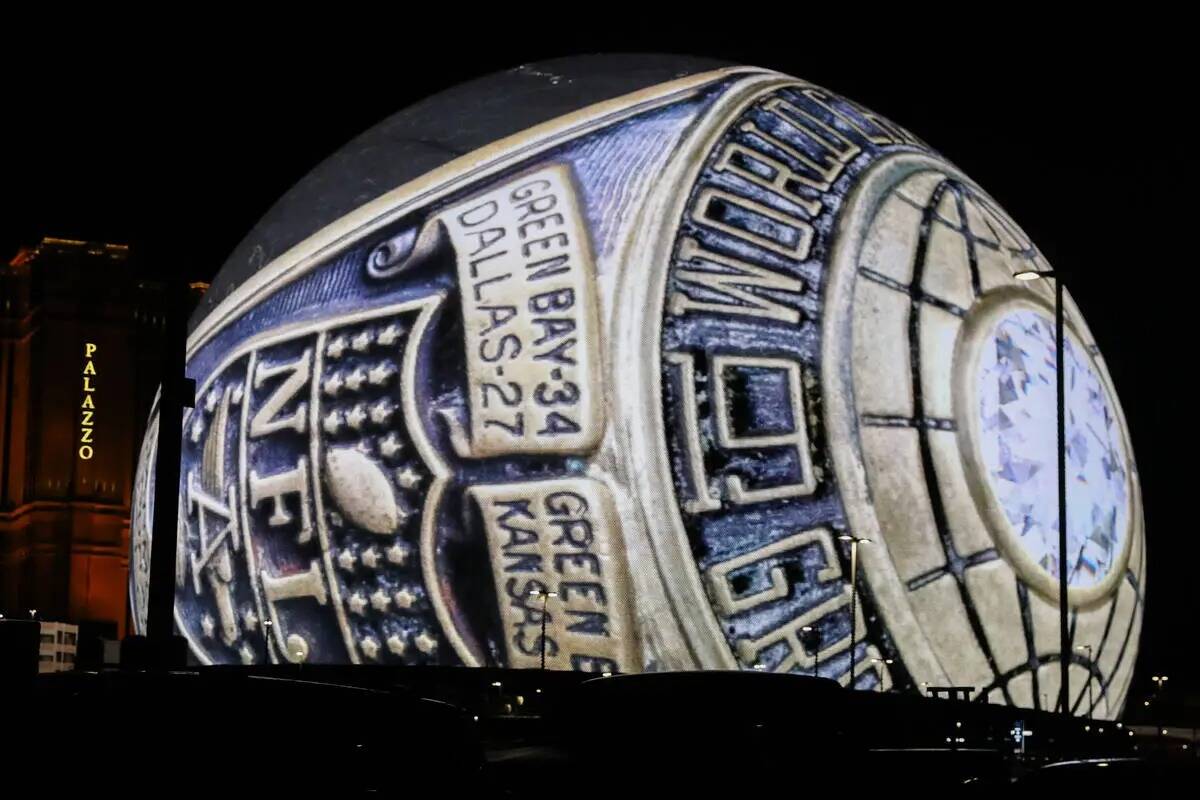 El primer anillo del Super Bowl, concedido a los Green Bay Packers, se muestra en la Exosfera. ...