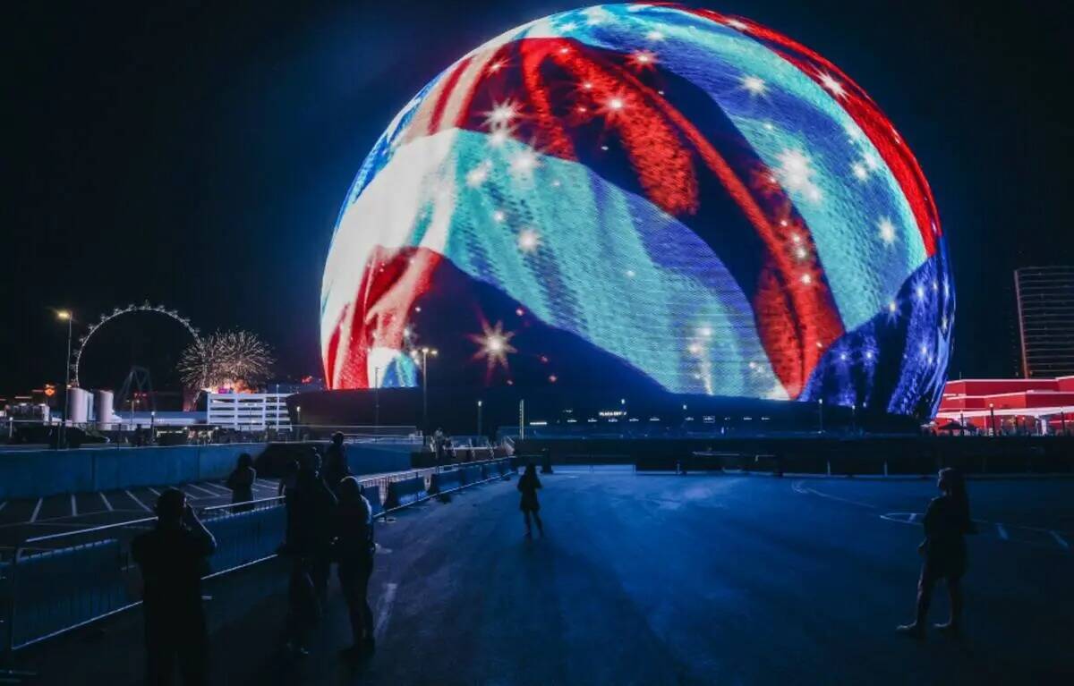 Espectadores observan la Sphere el jueves 4 de julio de 2024, en Las Vegas. (Madeline Carter/La ...