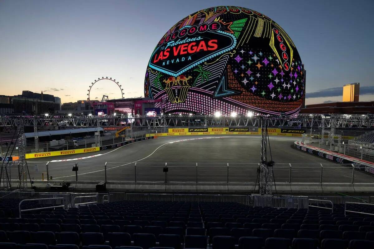 La Sphere da la bienvenida a los fans de la Fórmula 1 antes del tercer entrenamiento para la c ...