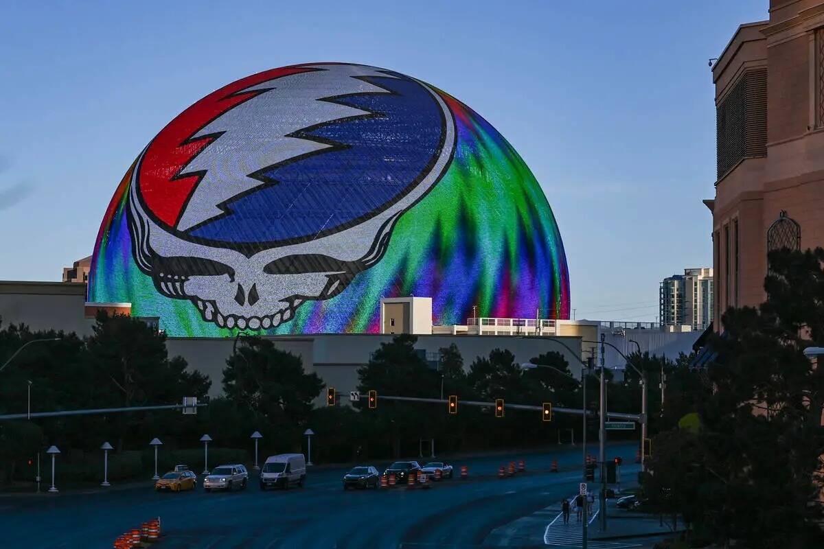 Un gráfico de publicidad de los próximos espectáculos de Dead & Company se ve en la Sphere e ...