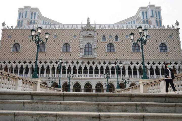 Un solitario peatón en el exterior del Venetian Macao Resort Hotel el 10 de abril de 2020. (In ...