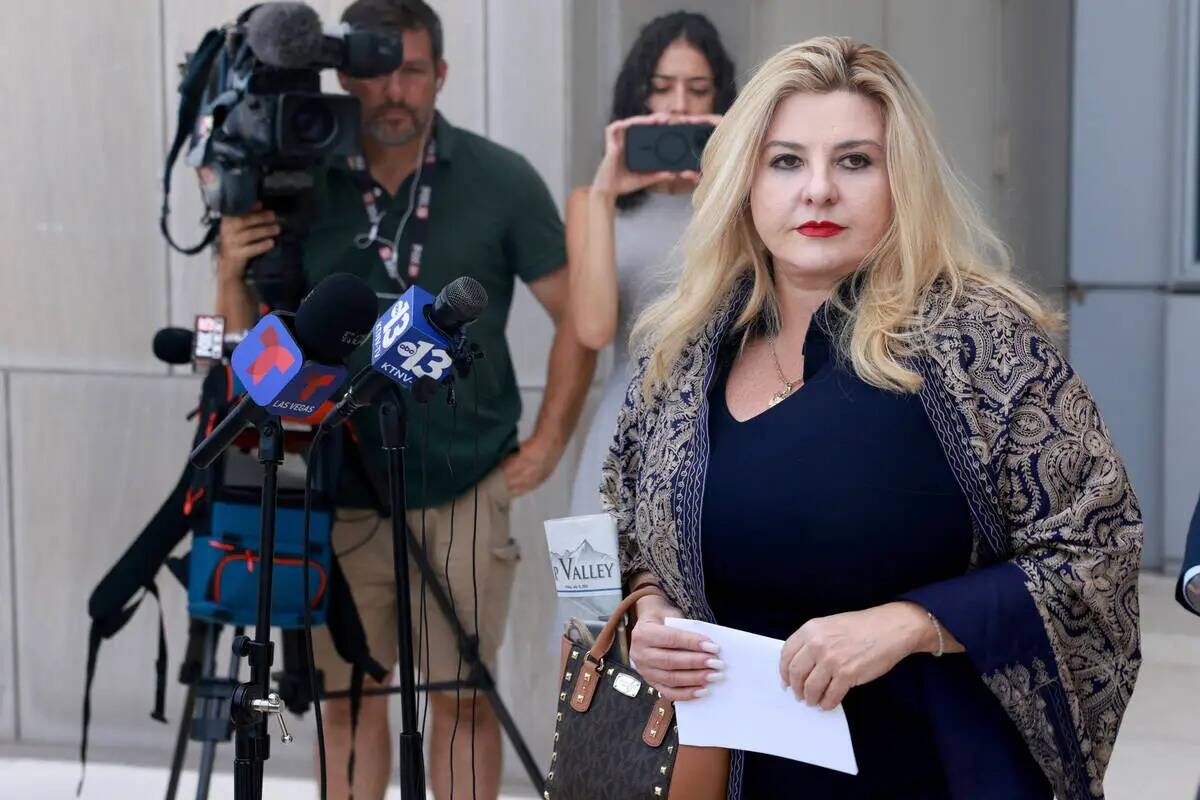 La exconcejal de Las Vegas, Michele Fiore, se niega a responder preguntas después de leer una ...