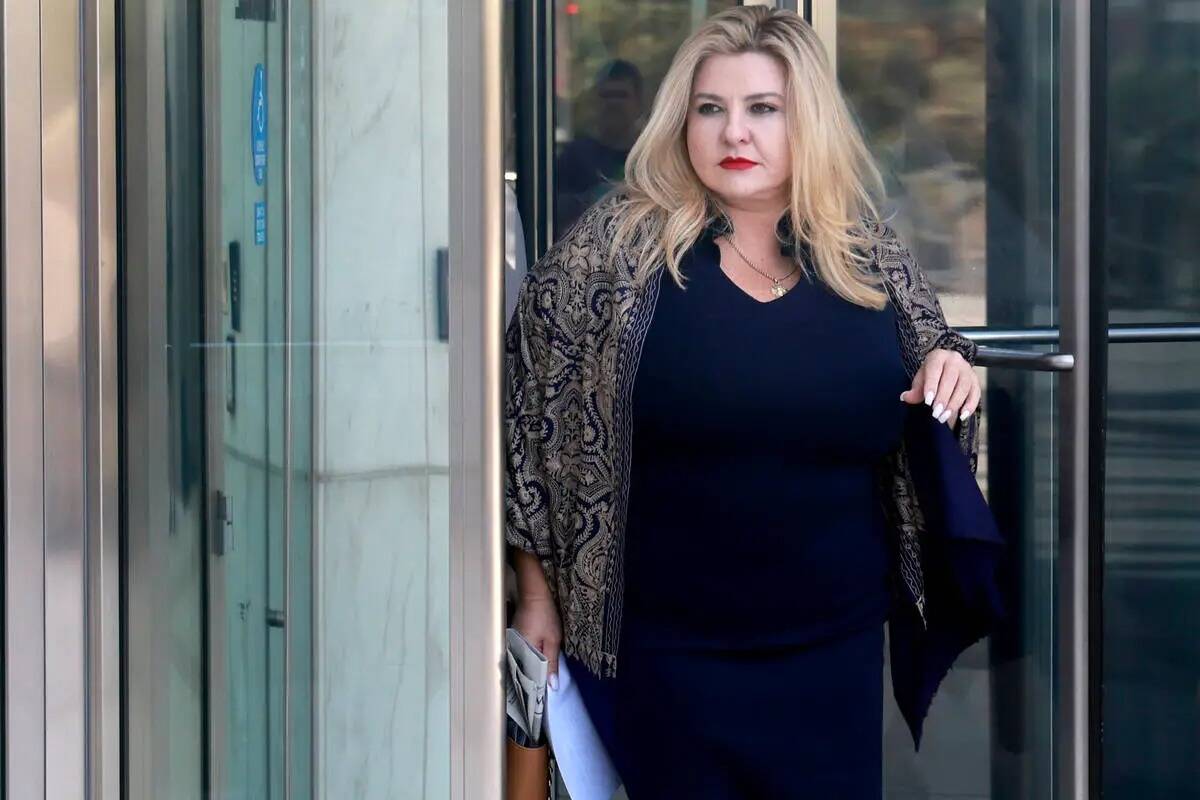 La exconcejal de Las Vegas, Michele Fiore, sale del Tribunal Federal de Distrito Lloyd George e ...