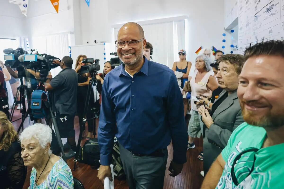 El fiscal general de Nevada Aaron Ford entra en una sala para dar un discurso durante un evento ...