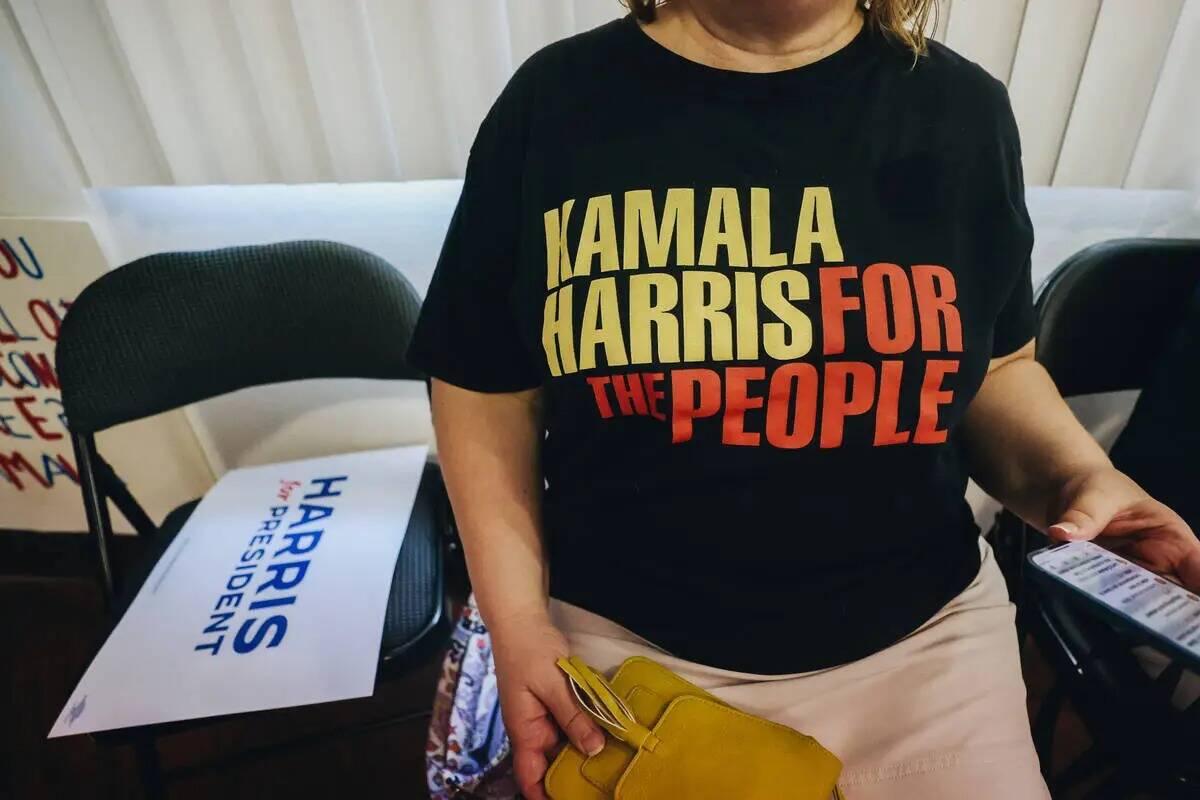 Un simpatizante lleva una playera de Kamala Harris durante un evento para lanzar oficialmente l ...