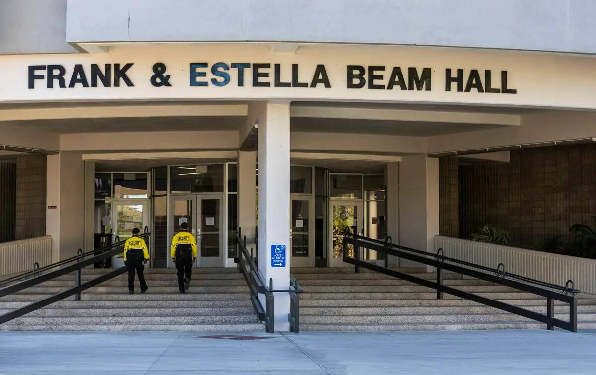 Personal de seguridad entra en el Frank & Estella Beam Hall, actualmente cerrado a los estudian ...