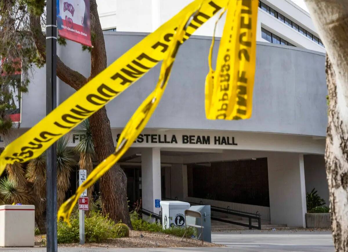 La cinta policial permanece en un árbol fuera de la entrada del Frank and Estella Beam Hall tr ...