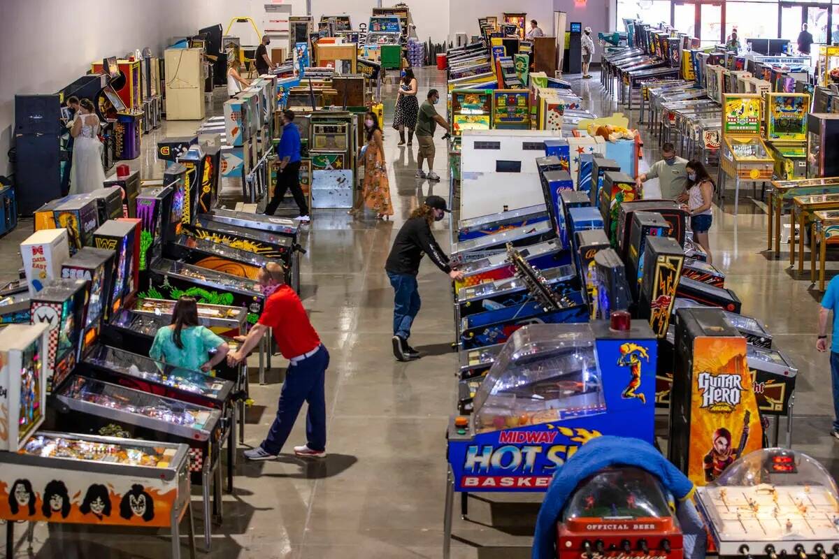 Los clientes disfrutan jugando a algunos de los cientos de juegos mientras el Pinball Hall of F ...